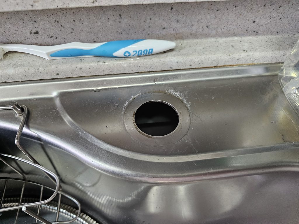 기존 수전 철거 후 싱크볼 설치 자리