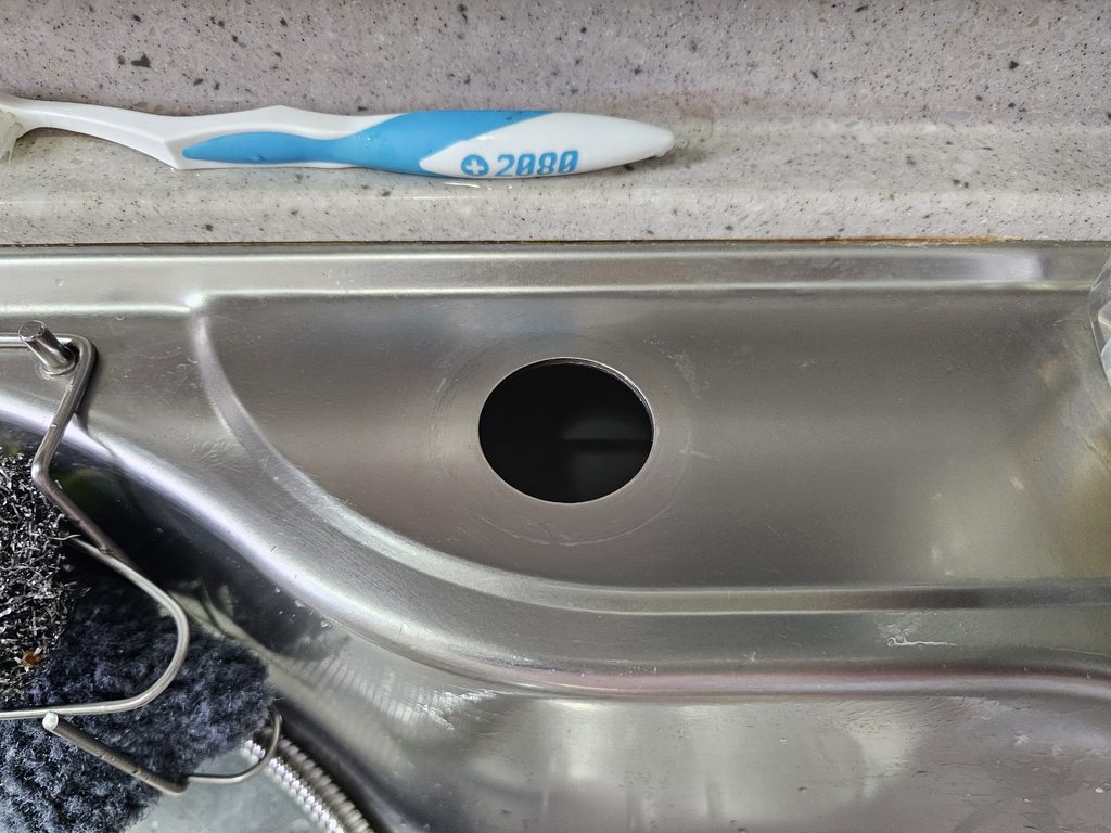 새 수전 설치 전 싱크볼 주변 정리