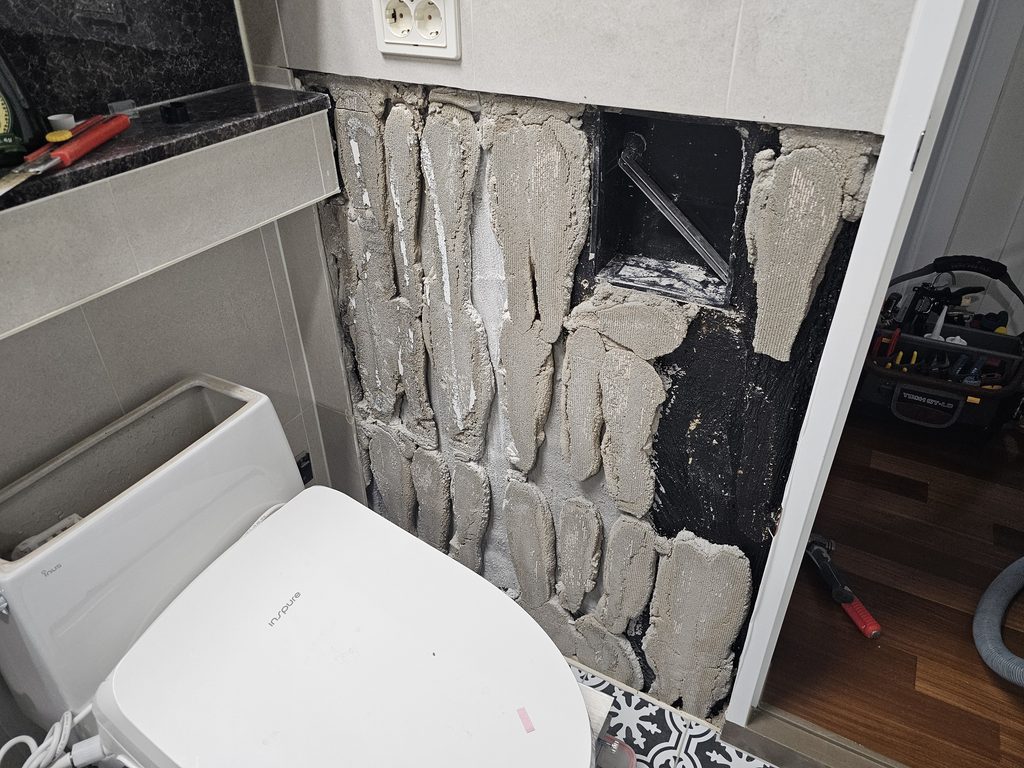 사진 캡션: 기존 접착재와 불안정한 바탕면을 정리하는 작업