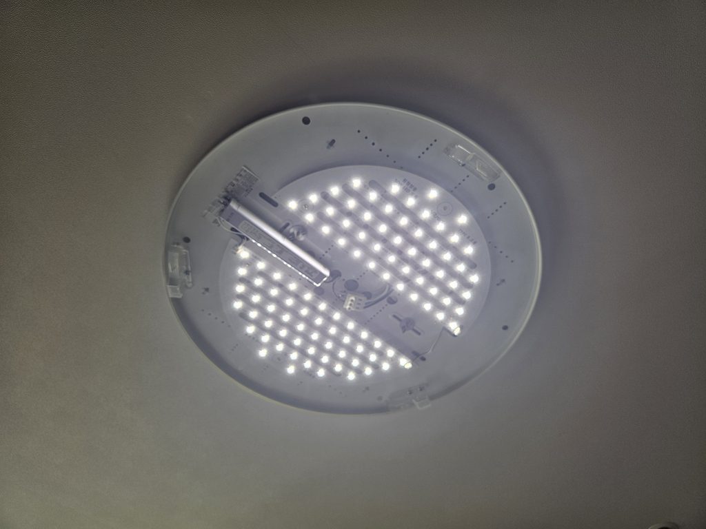 사진 설명: 커버 조립 전 LED 모듈 점등 여부를 확인한 뒤 최종 마감했습니다.