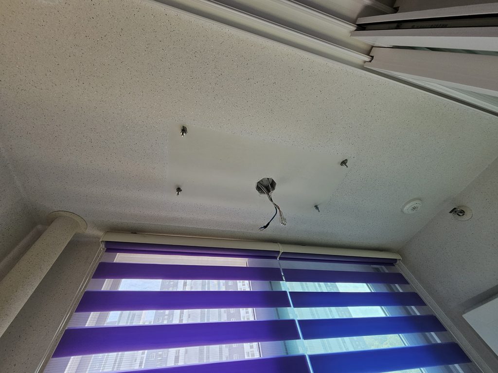 사진 설명: 전동 본체를 철거한 뒤 베란다 천장 상태를 점검했습니다.