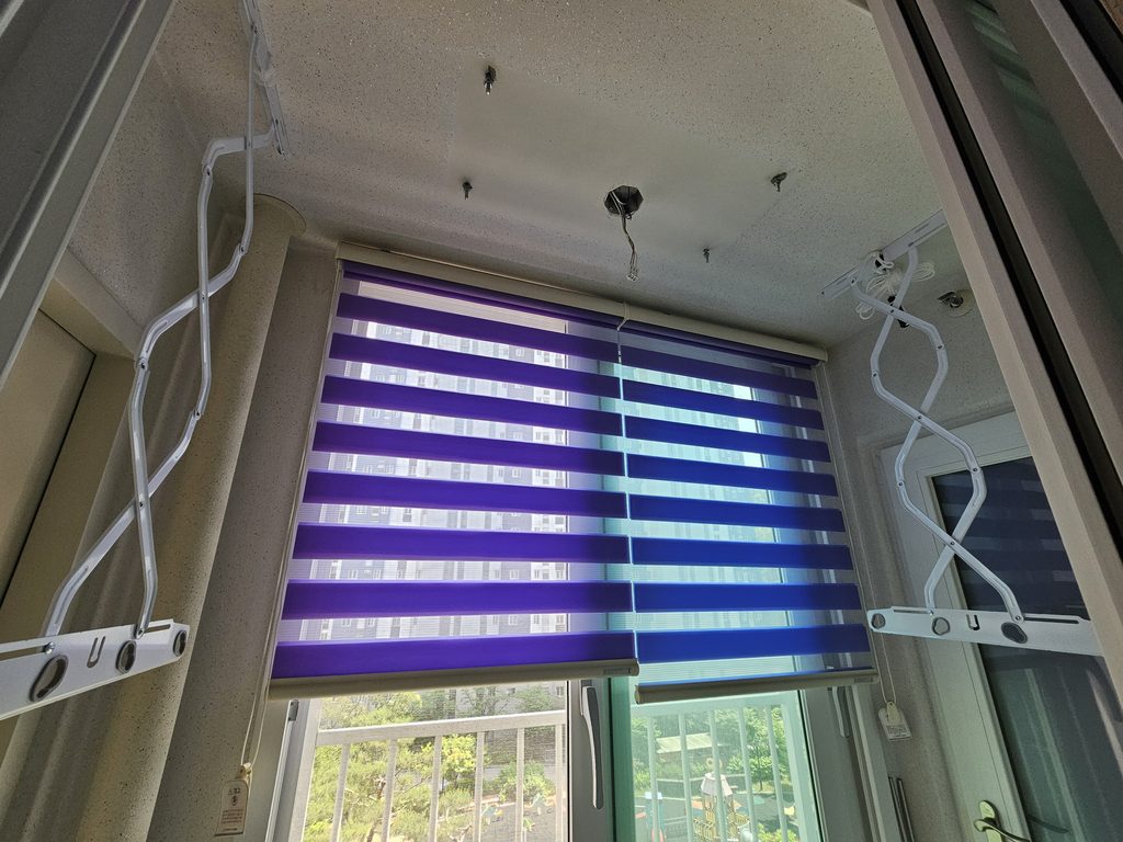 사진 설명: 건조봉을 연결한 뒤 높이와 수평 상태를 조절했습니다.