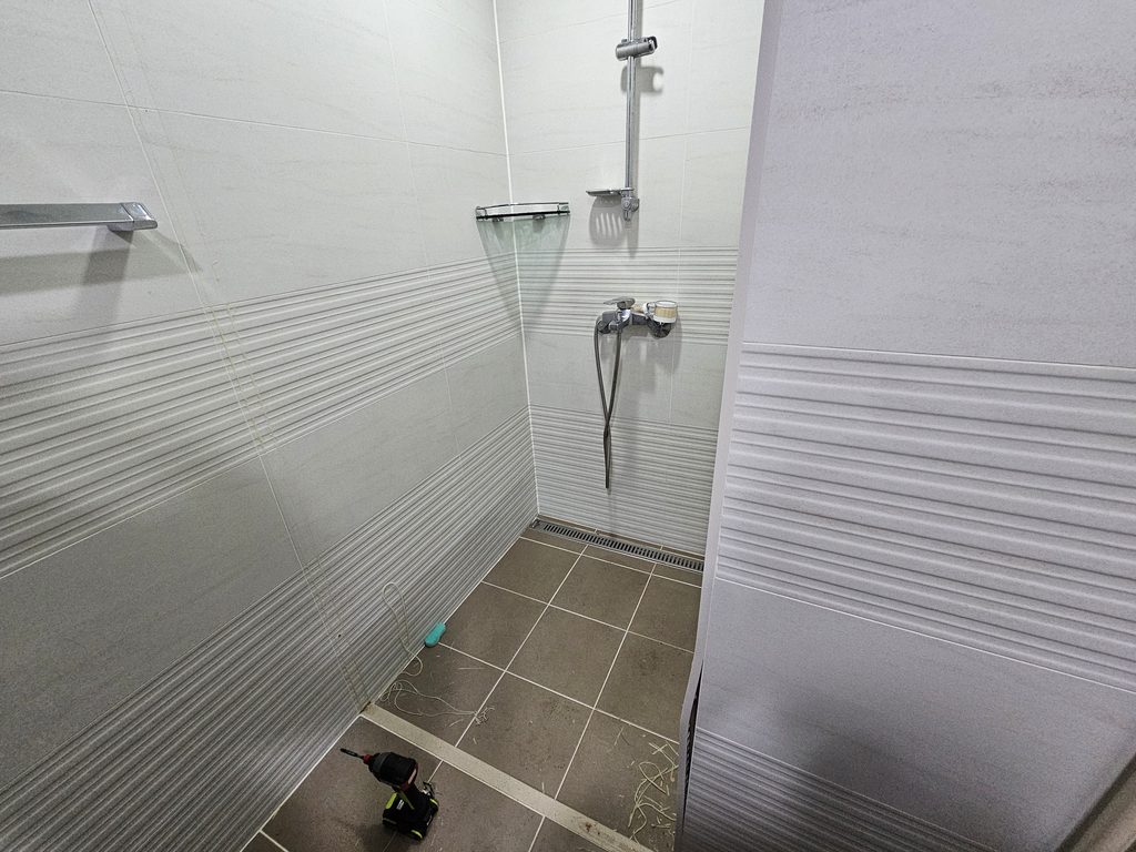 배곧 욕실 타일 보수 수리, 쩌억 갈라진 벽타일 부분 교체